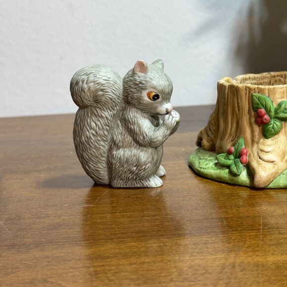 Franklin Mint Woodland Surprises Squirrel Porcelain Figurine in Tree Trunk 1984 - Picture 3 of 7